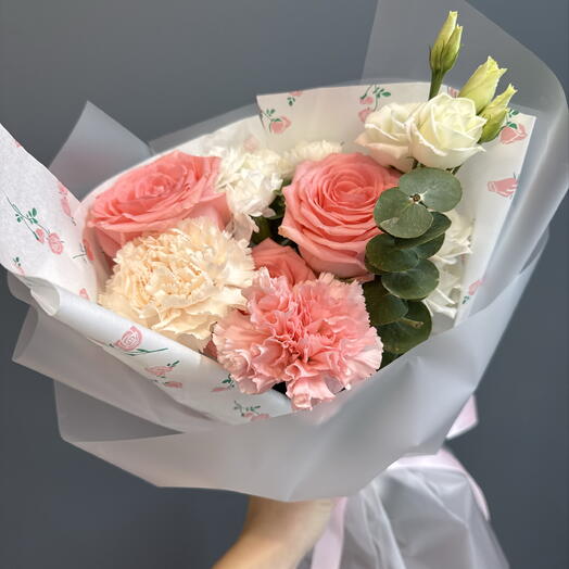 Милый букет комплимент 🌸 Роза, эустома, диантус, эвкалипт