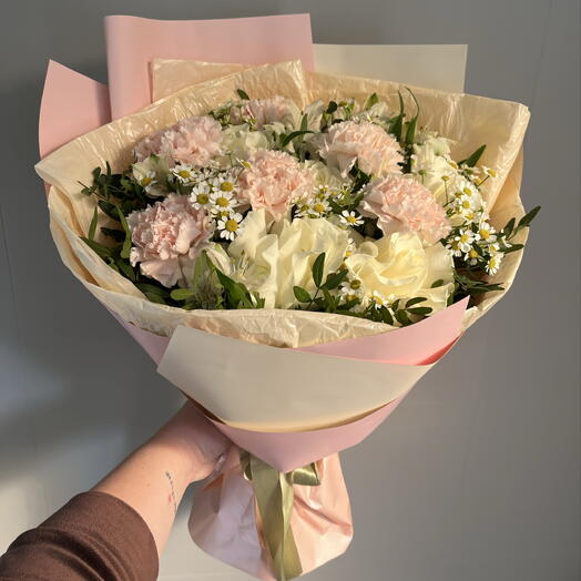 Букет из роз , альстромерий и диантуса