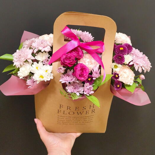 Цветы в сумке Fresh Flowers из розы, хризантемы,, диантуса, сантини