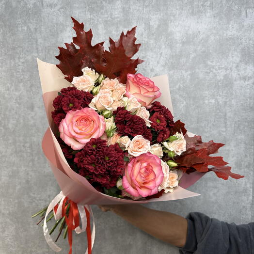 Букет 💐 в осенней гамме из одноголовых роз, кустовых роз, ромашки сантини и листьями дуба 🍁 для любимой мамы ♥️🩷