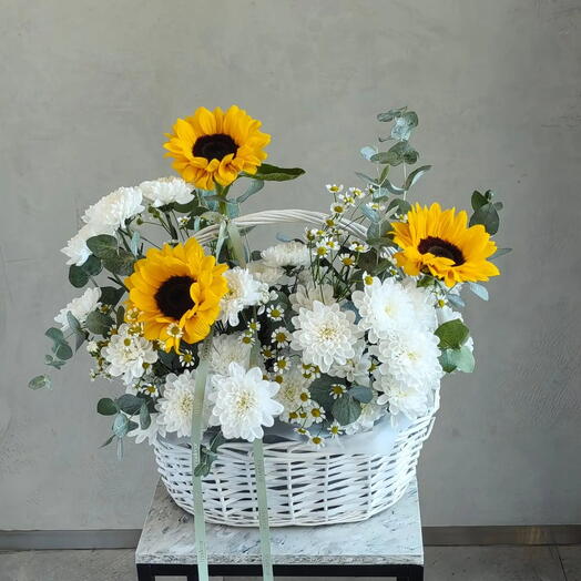Большая корзина с Подсолнухами и хризантемой белого цвета🌻