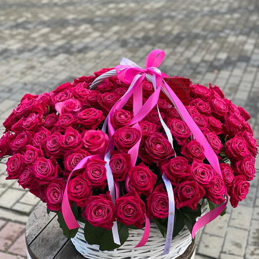 Композиция в корзинке 111 малиновых роз💘