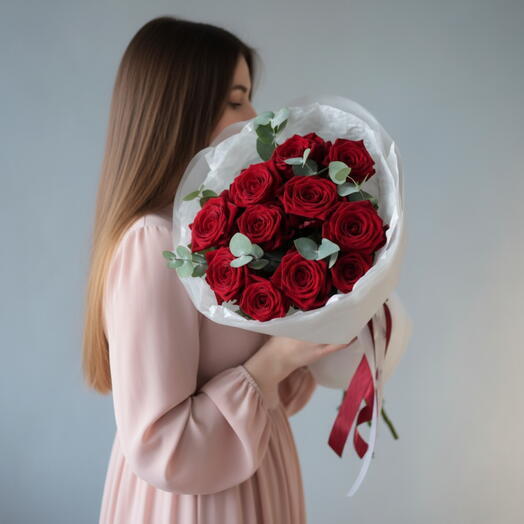 11 красных роз с эвкалиптом
