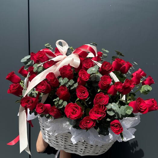 Композиция из 51 розы Кения с эвкалиптом
