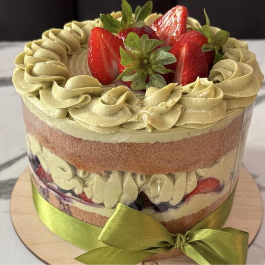 Homemade Pistachio Cream Cake with Berries – 6–8 Slices