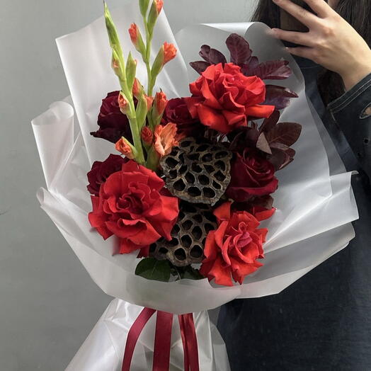 Букет с красными розами, гладиолусом