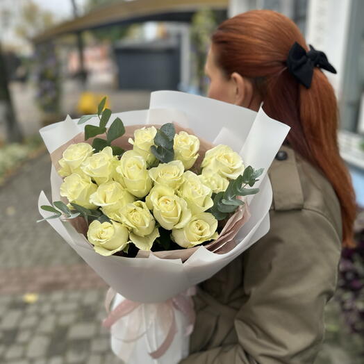 Букет белых роз 15 штук