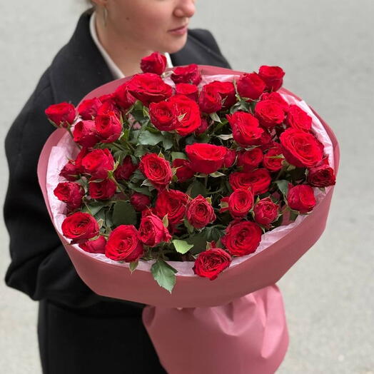 Букет из красных кустовых роз