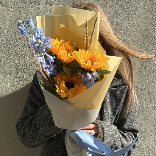 Букет с подсолнухами, ярким синим дельфиниумом 🦋🌊Мужской букет с доставкой Владивосток