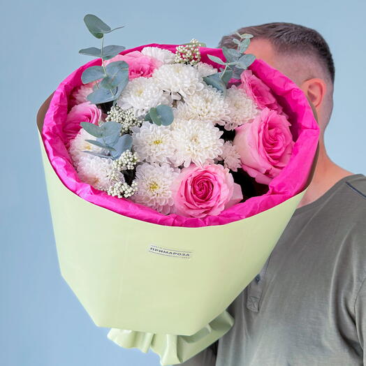 Букет из 5 розовых роз Мондалла и белых хризантем «Нежный контраст» 🌹 42365 42365