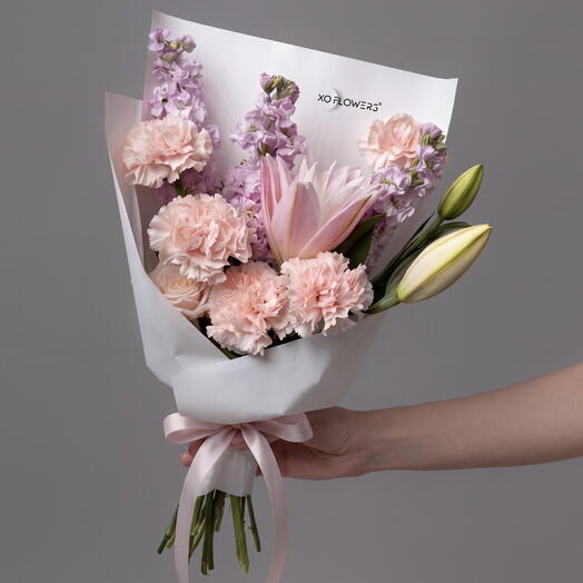 Букет с диантусами, кустовой розой, лилией и маттиолой от XOFLOWERS