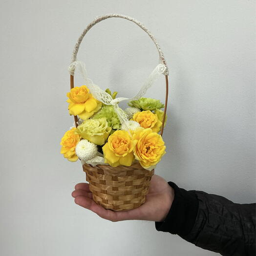 Корзина с кустовыми розами , диантусами , Сантини и эустомой