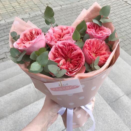 Букет с пионовидной розой Pink Expression и эвкалиптом в аквабоксе