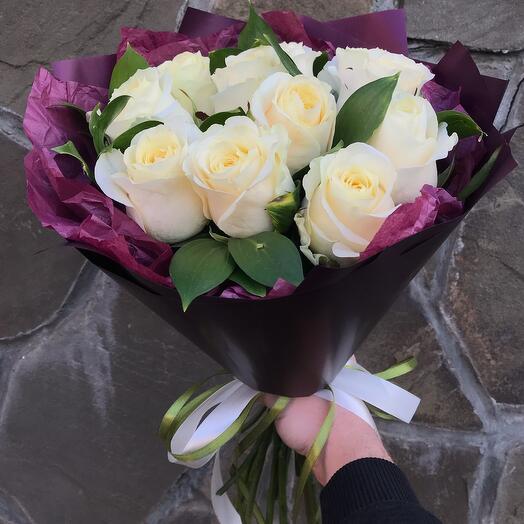 11 rosas Blancas con vegetación