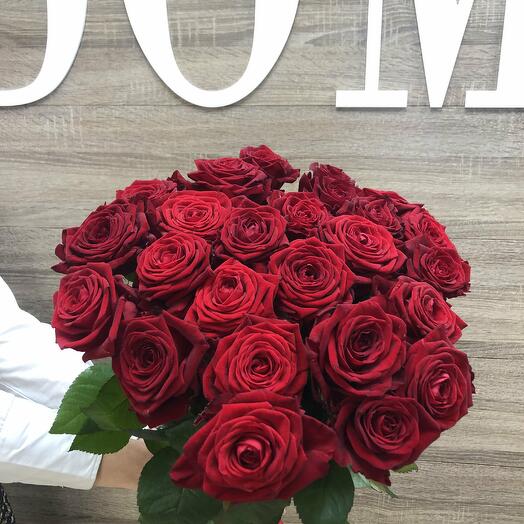Ramo de 25 rosas rojas 60 cm debajo de la cinta