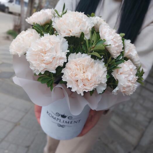 Диантусы в коробке