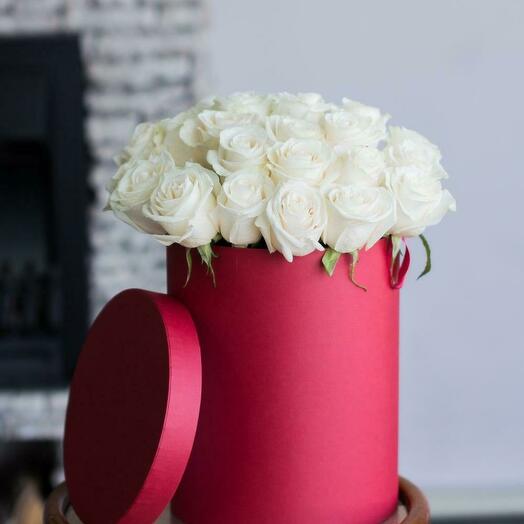 Caja de sombreros con rosas delicadas