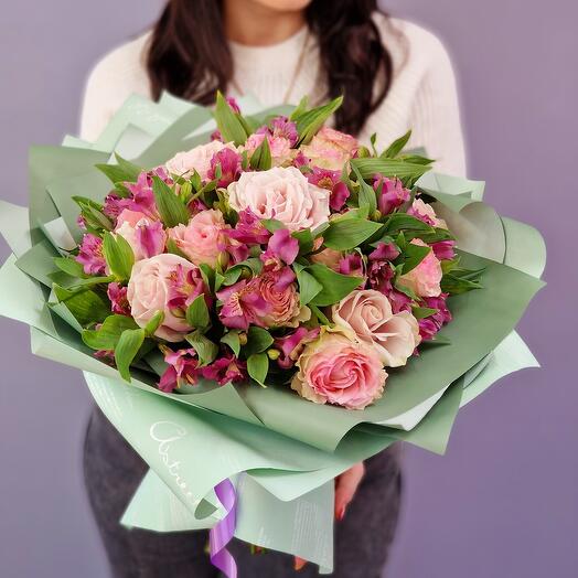 Ramo de rosas y alstroemeria