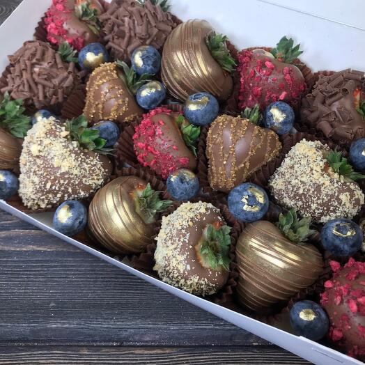 Set of chocolate-covered strawberries "Milk girl"