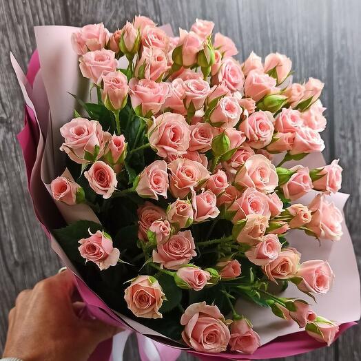 Bouquet of pink spray roses