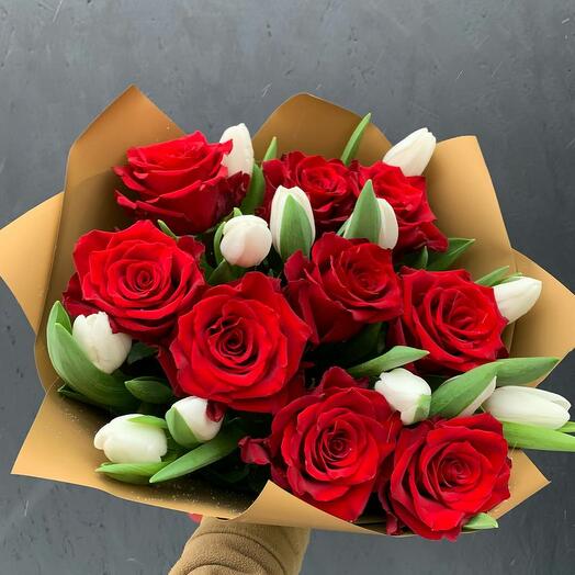 Букет из красных роз Эксплорер и белых тюльпанов «Совершенство»