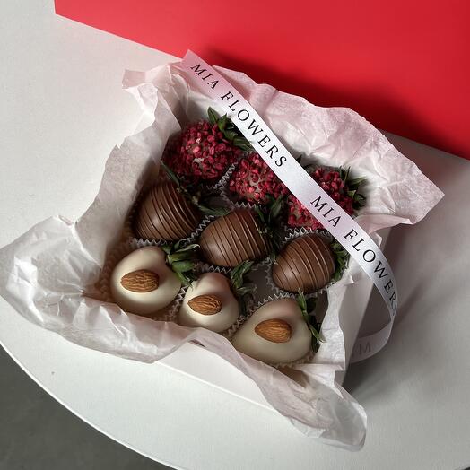 Коробочка "Gladness" из 9 клубник в шоколаде