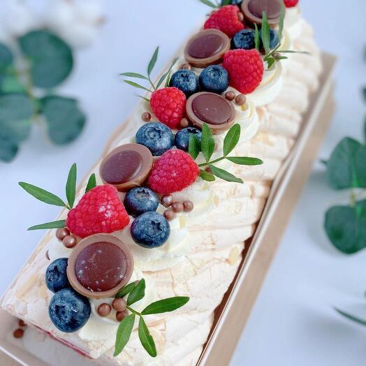 🍒Meringue roll with strawberries, blueberries and pistachio filling🍓