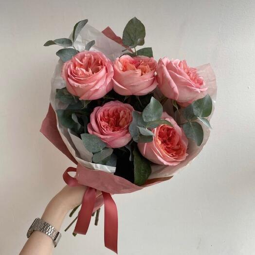 Delicado ramo de rosas peonías
