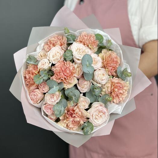 Bouquet of cream bush roses and Dianthus