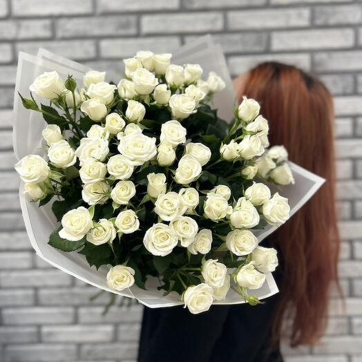Букет из белых кустовых роз