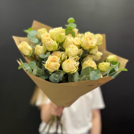 Букет из кустовых роз и эвкалипта