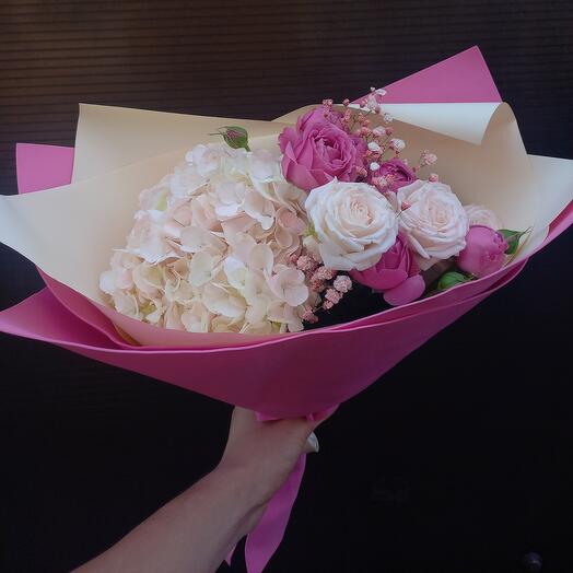 Delicado ramo de verano de hortensias y rosas de peonía varietales ⚘️🥰