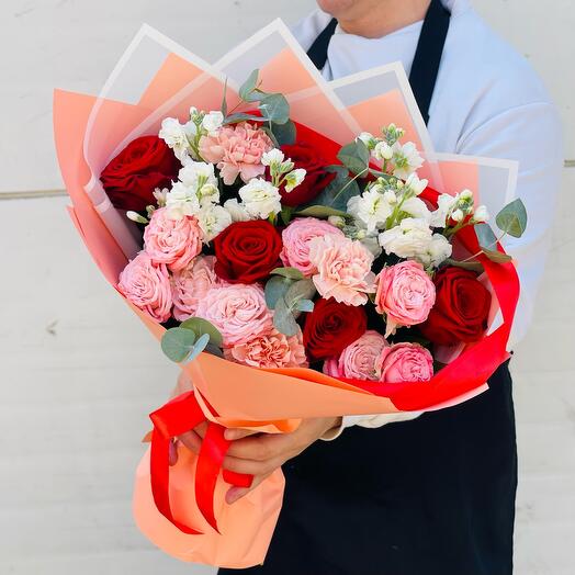 Ramo de autor con rosas rojas