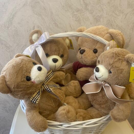 Семейка Мишек в корзине