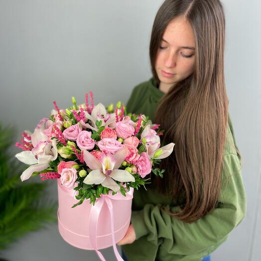 Коробка из орхидеи, эустомы, кустовой розы и сухоцветов