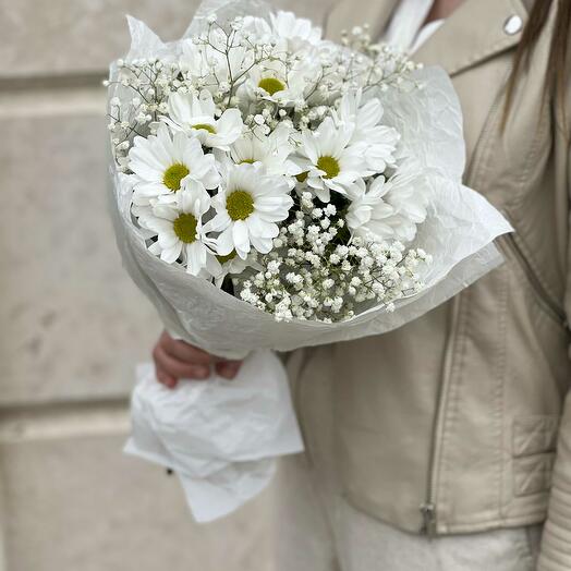 Букет из белой гипсофилы и белых хризантем в матовой плёнке