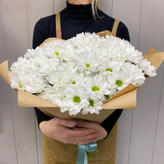 Букет из белых кустовых хризантем
