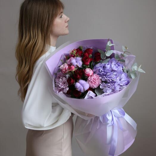 Ramo con Hortensia, rosa, crisantemo y eucalipto