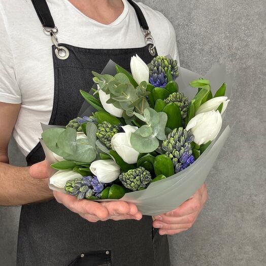 Букет из гиацинтов и белых тюльпанов