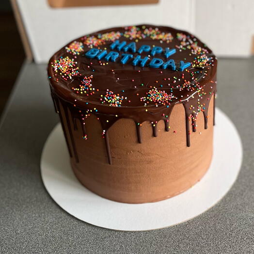 Торт покрытый шоколадным кремом Happy birthday