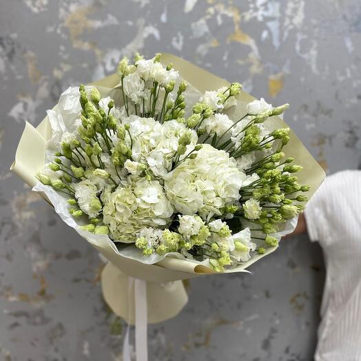A bouquet of hydrangeas and eustoma from scratch