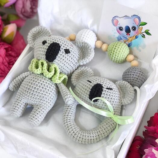 Подарочный набор для новорожденных с коалой. Вязаные игрушки с коалой. Подарок на выписку. Набор на рождение ребенка