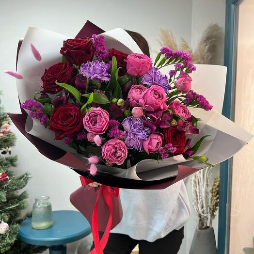 Ramo de autor "Hasta la Luna y viceversa" con rosas rojas y alstroemeria