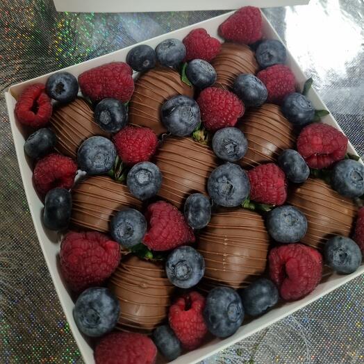 Fresas cubiertas de chocolate con bayas