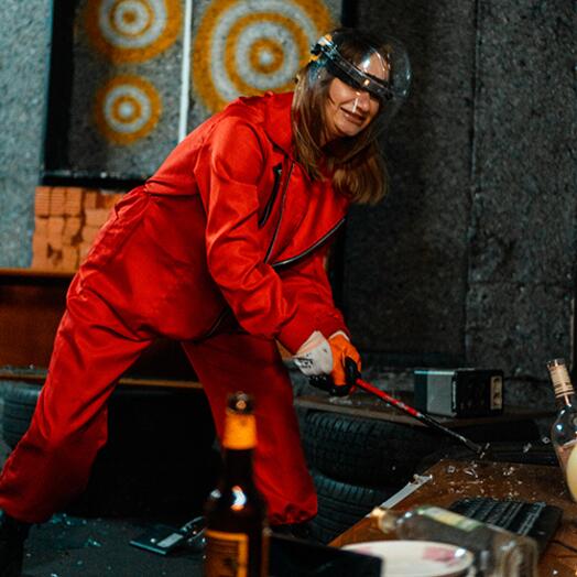 SMASH AND BREAK FOR 1-2 PEOPLE IN THE ANTI-STRESS ROOM AT SMASH AND CRASH ACCORDING TO THE PROGRAM "BEAT THE DISHES, I CRY"
