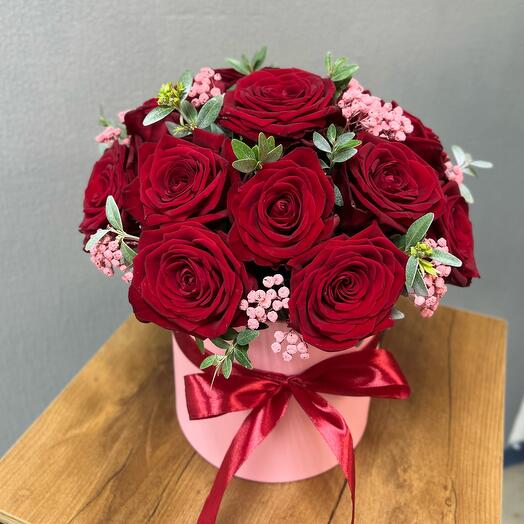Caja con rosas rojas y flores secas