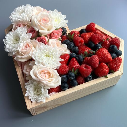 Caja de corazón con flores y bayas