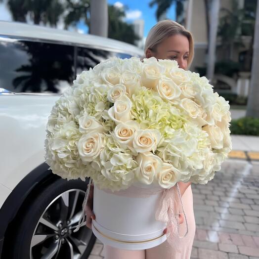 Троянди та гортензія