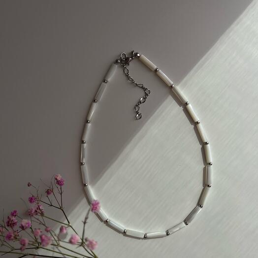 Чокер из трубочек перламутра