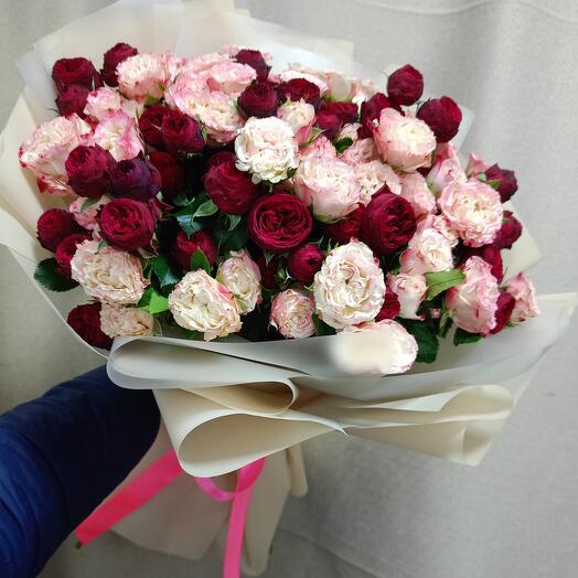 Букет из кустовых пионовидных роз